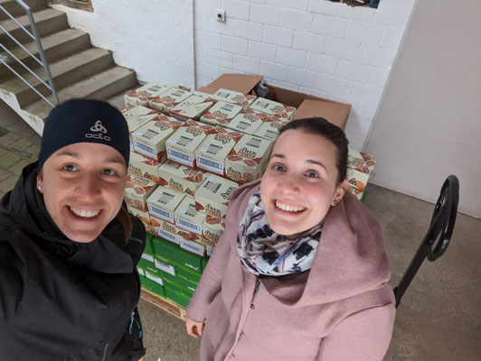 Antonia und Angi verpacken ein ganzes Palett voller Energieriegel.