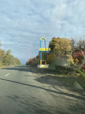 Isjum - in den Wäldern rund um die Stadt wurden nach der Rückeroberung durch die ukrainischen Streitkräfte Massengräber entdeckt. Über 450 gewaltsam getötete Menschen, darunter auch Kinder, lagen an einem Ort.