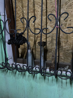 ... aussen sind die Fenster verbarrikadiert. Die Gruppe beeilt sich, zu Viras Haus zu kommen, denn ab 21 Uhr ist Sperrstunde. Die Kriegsfront kommt näher.