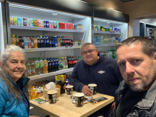Rita und Ivan treffen Pfarrer Oleksander (Mitte). Er verteilt jedes Jahr viele unserer Weihnachtsgeschenke an seine Gemeindemitglieder aus dem ehemaligen Berislaw, welches nun evakuiert ist.