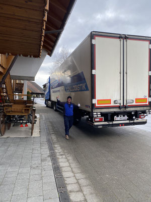 Immer wieder halten grosse LKWs im Innerdorf ...