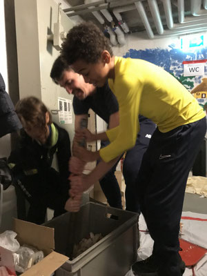In der Zwischenzeit verkleinern andere Helfer die Wachsreste ...