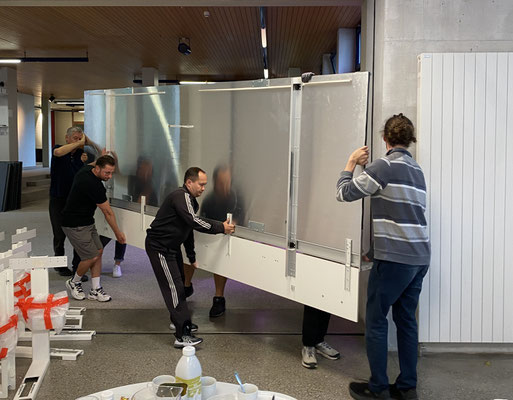 Da eine einzelne Tafel nicht nur gross ist, sondern auch stolze 90 kg wiegt, waren viele helfende Hände notwendig.