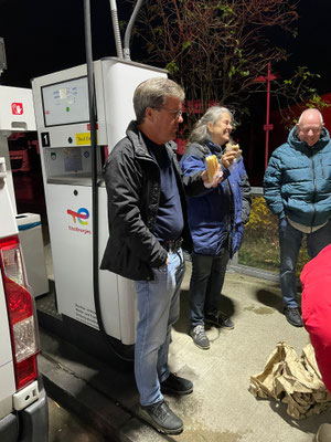 Nachtessen unterwegs - dank überdachter Tankstelle im Trockenen
