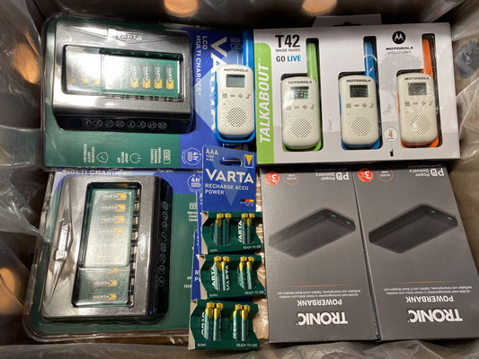 Da Rita während ihrer Reise innerhalb der Ukraine erlebt hat, wie schwierig die Kommunikation zwischen den Fahrern mit den Mobiltelefonen (und dem unzuverlässigen Netz) ist, hat sie Funkgeräte organisiert, die auf der 28. Fahrt mitgebracht werden.