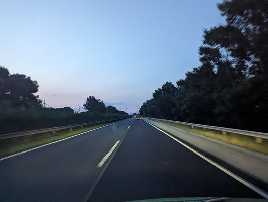 Bereits ab 4 Uhr wird ein erster heller Streifen am Horizont sichtbar.