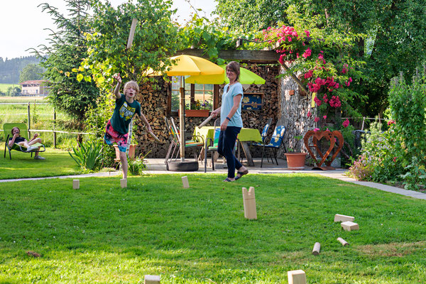 ... eine Runde Kubb spielen ...