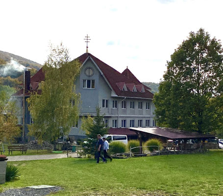 Ivan K. zeigt Rita das Lagerhaus und Bildungszentrum auf dem Land, in welchem im Sommer Lager für Kriegswaisen stattfinden.
