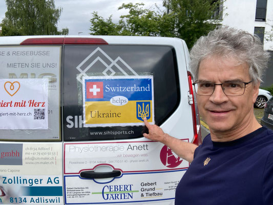 Die Fahrzeuge werden beschriftet.