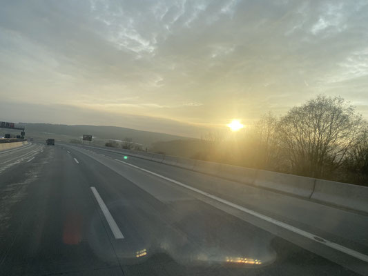 Der Sonne hinterher geht es am Samstagabend der Schweiz entgegen.
