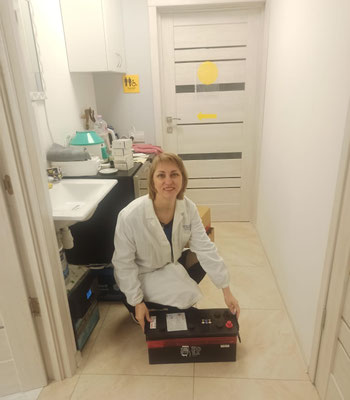 Diese Batterie haben wir für ein Spital in der Region Odessa organisiert. Sie ermöglicht es, dass der Kühlschrank mit den Medikamenten des Spitals trotz häufigen und langen Stromausfällen weiterläuft, so dass den Medikamenten nichts passiert.