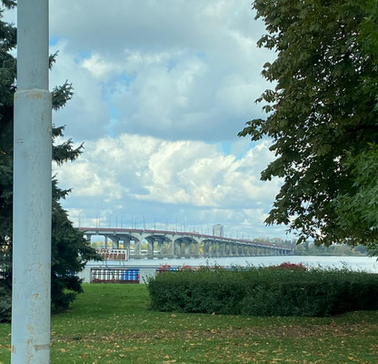 Eine Brücke über den Dnepr. Er ist der drittlängste Fluss in Europa und kommt aus Russland, durchfliesst Belarus, dann die Ukraine und mündet schliesslich im Schwarzen Meer.