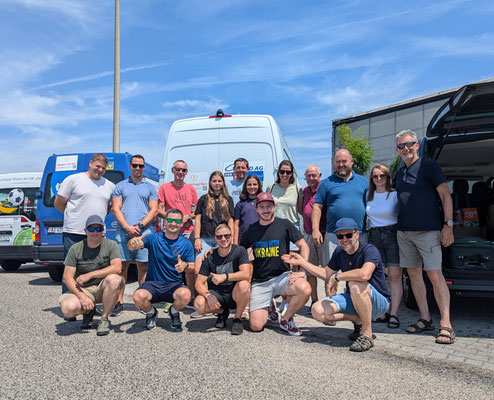 Gruppenbild der beiden Fahrer-Crews nach erfolgreichem Umladen