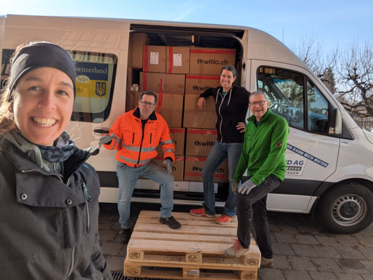 Das vierköpfige Ladeteam hat es geschafft - die vier Fahrzeuge stehen gut gefüllt für die Fahrt bereit.