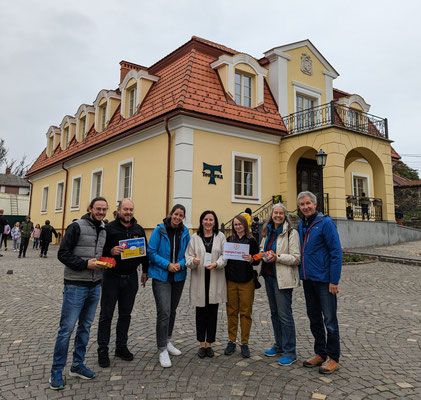 Das Team von engagiert mit Herz übergibt der Schulleiterin den zweiten Teil der zürcher Spendensammlung.