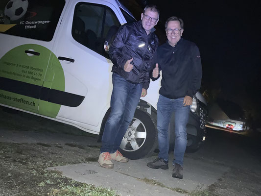 Da Rita diesmal kein Fahrzeug "mit nach Hause" nehmen konnten, brachten Hebi und Marcel das letzt Fahrzeug nach Grosswangen. Am Sonntagmorgen um 00.45 Uhr hatten sie das Ziel erreicht und vor dem Feierabend sogar noch die Rückbänke eingebaut. :-)