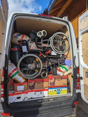 2. Fahrzeug bald fertig gefüllt! Langsam wird auch das Verladen von "unförmigen" Gütern - wie z.B. Rollstühlen - immer einfacher.