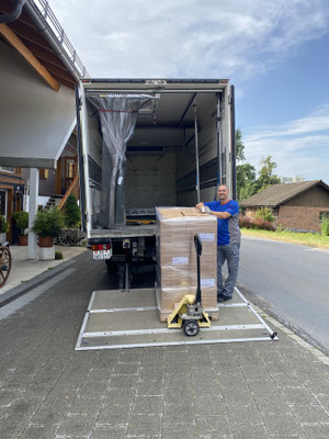 Am vergangenen Donnerstag ist in Grosswangen wieder einmal ein Lastwagen vorgefahren und hat 8 Paletten Babynahrung gebracht.