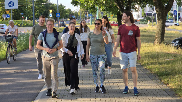 Am Freitagabend um 17 Uhr ist die Crew im Hotel angekommen. Füsse vertreten im Ort, ein gemeinsames Nachtessen, danach endlich schlafen in der Waagrechten... ;-)