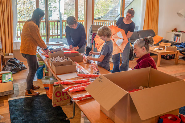 Im November werden innerhalb 1,5 Tagen dank vielen Helfern 1525 Weihnachtsgeschenke eingepackt und für den Transport vorbereitet.
