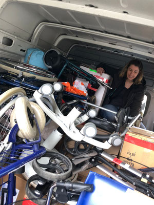 Rollstühle, Rollatoren und weitere unförmige Gegenstände machen das Laden zur Herausforderung.