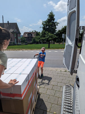 Palettrollifahren ist auch für Jungs spannend! :-)