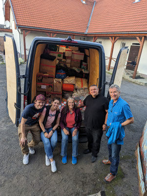 Olekxander (2. von rechts) kam aus dem wieder befreiten Beryslaw und fuhr schlussendlich mit einem Bus voller Material dorthin zurück.