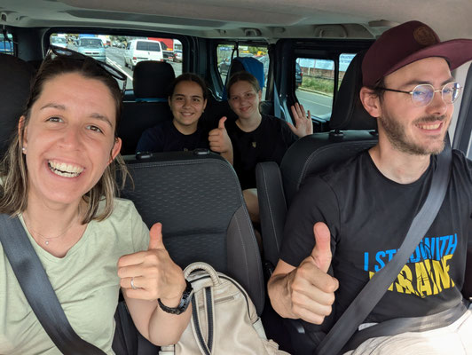 Natalia und Maria fahren mit zurück in die Schweiz - die beiden jungen Ukrainerinnen verbringen einige Landdienstwochen bei Rita.