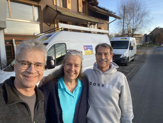 Eines der Fahrzeuge wird bereits am Mittwoch von Benno und Marino nach Adliswil geholt ...