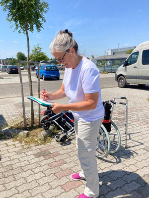 Rita notiert während dem Umladen genau, was in welches Fahrzeug geladen wird, damit ...