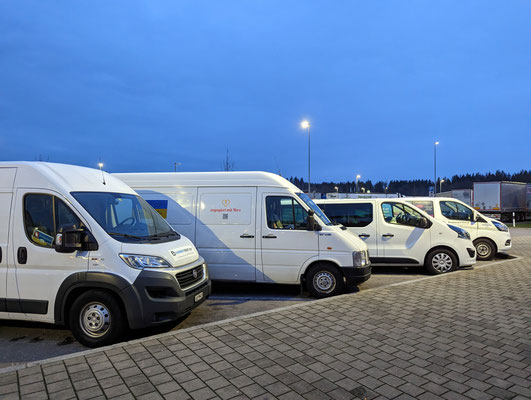 Unsere kleine Fahrzeugkarawane fällt auf der Raststätte auf.