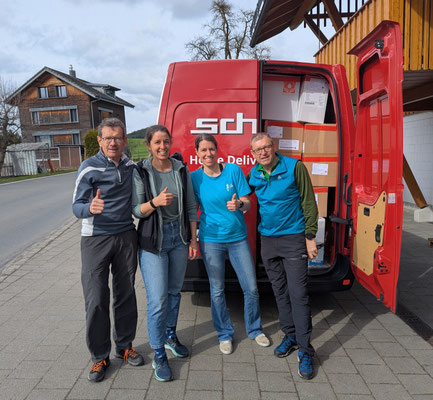 Und dann gilt es langsam ernst: Am Mittwoch vor der Fahrt wurden die fünf Fahrzeuge vom vierköpfigen Ladeteam beladen. Wenn dann auch die Zollpapiere vorbereitet sind und die Verpflegung organisiert ist, steht der Fahrt nichts mehr im Weg.