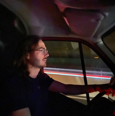 Severin fährt durch die Nacht.