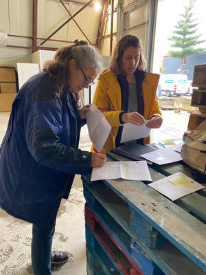 Rita und Antonia bereiten die Zollpapiere für die einzelnen Fahrzeuge vor, damit die ukrainischen Autos möglichst ohne Schwierigkeiten über den Zoll kommen.