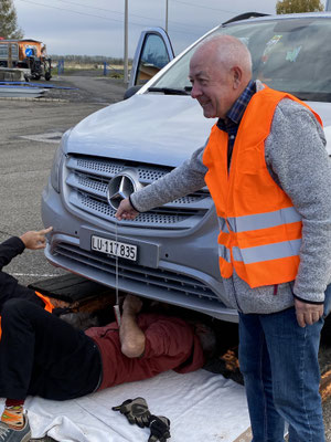 Zum Glück waren Hans und Rino dabei! Rino hatte Kabelbinder und Sackmesser dabei ...