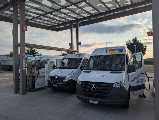 Der Grenzübergang verläuft reibungslos, aber bald darauf gerät der Konvoi in stockenden Kolonnenverkehr. Auch nach der ersten Pause geht es mit Stop & Go weiter, bis sich der Stau um ca. 19.30 Uhr endlich auflöst. Irgendwann haben die Fahrzeuge Durst ...