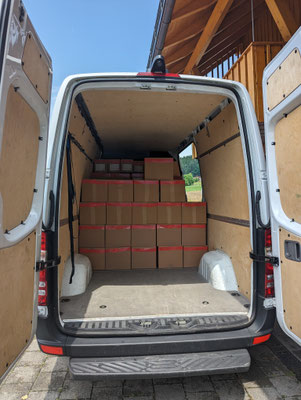 Dank vieler gleichgrosser Kisten ist das Laden diesmal eine wahre Freude!