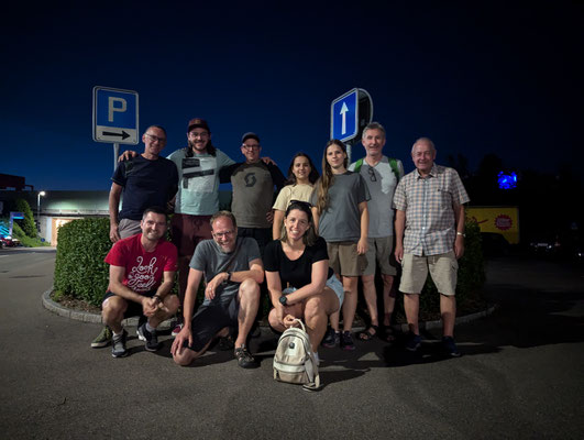 Nach rund 55 Stunden gemeinsamer Reisezeit trennen sich in Wollerau die Wege der Fahrerinnen und Fahrer wieder.