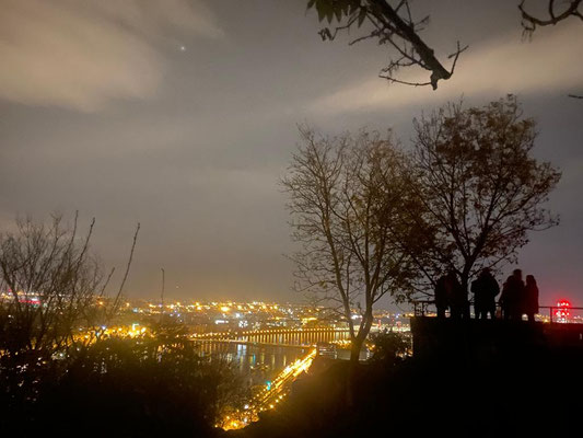 Hier gibt es einen Frühstückshalt mit Schoggidrink, Biberli und toller Aussicht!