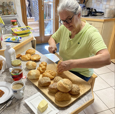 Donnerstagmorgen: Rita bereitet Sandwiches für die Fahrercrew vor.