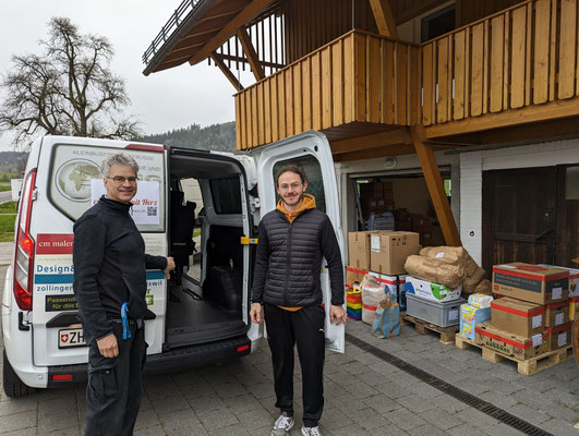 Aufgabe für Severin und Benno: Bitte mindestens dieses Material alles in das letzte Fahrzeug einladen.