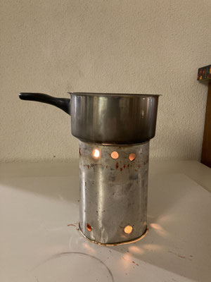 So kann dann mit den fertigen Wachsbrennern gekocht werden.