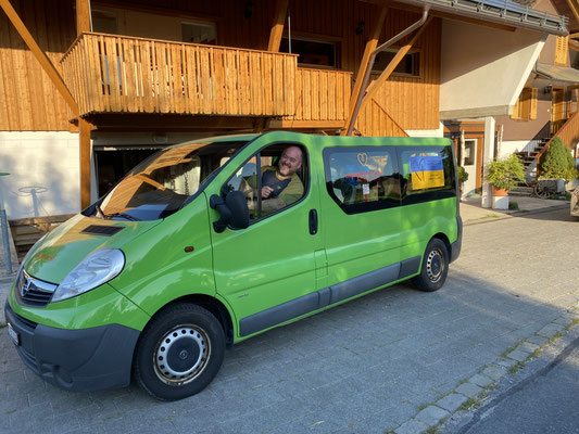 Ivan freut sich, mit seinem neuen Fahrzeug zurück in die Ukraine fahren und dort weiter Hilfe leisten zu können.