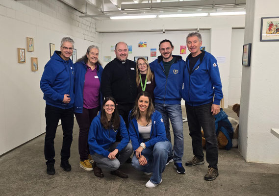 Die Ehrengäste Ivan und Kamila aus der Ukraine inmitten des emH-Teams