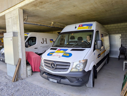 Dank hilfsbereiten Nachbarn, die extra viel Platz frei geräumt haben, können wir die Fahrzeuge diesmal zwischen Beladen und Losfahren im Schatten parkieren, was bei den aktuellen Temperaturen Gold wert ist. Tausend Dank!