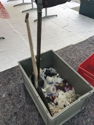 Alte Kerzen- und Wachsreste wurden mithilfe grosser Werkzeuge zerkleinert...