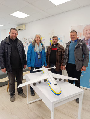 ... die Ankunft des Flugzeugs kam sogar im ukrainischen Staatsfernsehen!
