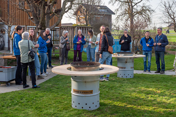 Bei frühlingshaften Temperaturen findet bereits der Apéro im Garten statt.