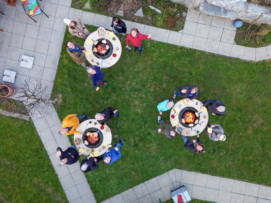 Nach dem offiziellen Teil versammeln sich die Vereinsmitglieder rund um die Fondue-Fässer ...