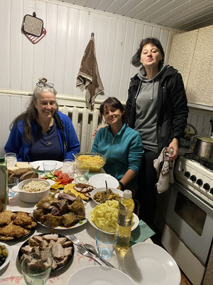 Draussen ist alles dunkel und still. Drinnen erfahren Ivan und Rita eine wunderschöne Gastfreundschaft und durften bei diesen beiden Frauen übernachten.